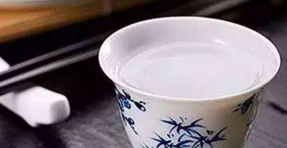 喝白酒时需要注意哪些“宜”和“忌”png